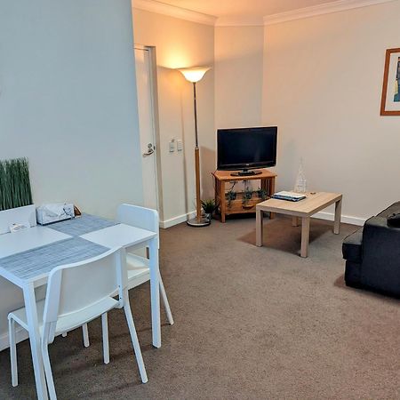 Lovely City Apartment With Private Courtyard, Pool, Free Parking, Gym Perth Kültér fotó