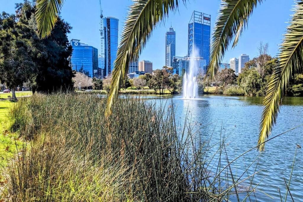 Lovely City Apartment With Private Courtyard, Pool, Free Parking, Gym Perth Kültér fotó